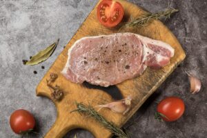 Peklowanie mięsa w domu — proporcje peklosoli, czas i temperatura krok po kroku
